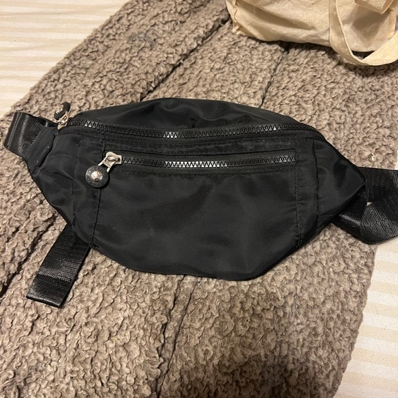 Unisex Basic Black Fanny Pack - Lots of Zipper Pockets - Picture 8 of 10